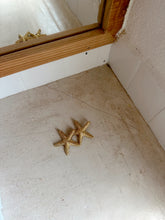 Load image into Gallery viewer, Starfish gold earrings