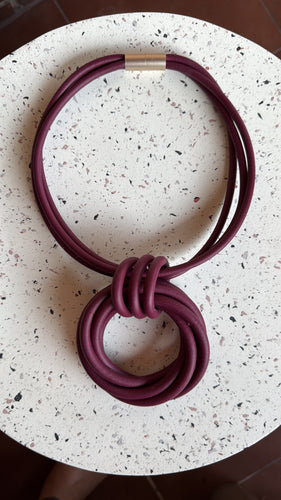 Tubular_necklace_burgundy