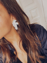 Load image into Gallery viewer, Flower Earrings
