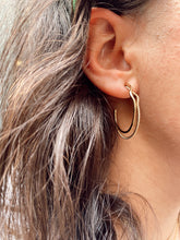 Load image into Gallery viewer, doble golden earring